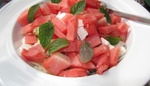 Netradiční recept z melounu, rajčat a bylin