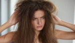 Vzbudíte se a máte vlasy jako vrabčí hnízdo? Výborně! Bedhead texture je letos opět trendy
