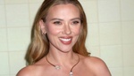 Scarlett Johansson oblékla šaty v ne příliš oblíbené barvě. Slušely jí ale neskutečně a zářila do všech stran