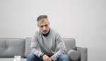 "Přestěhoval jsem se zpět do dětského pokoje. Moje bývalá mě zničila a rodiče mě znovu postavili na nohy," píše Michal. Po 50 se stará o rodiče a je sám