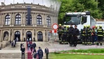Drama před Rudolfinem, kde se lidé loučí s Jiřím Bartoškou: Únik plynu a zásah hasičů