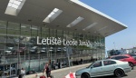 Letiště Mošnov praská ve švech. Polovina června a lidé už míří za sluncem