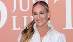 Sarah Jessica Parker v Paříži střídá extravagantní outfity: Oblékla šaty pro Bílou paní, divoženku i dokonalou bohyni
