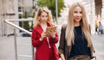 Do kanceláře nemusíte chodit jako šedá myš. Míra extravagance je na vás, oslnit můžete i v 50. Místo saka bomber a k sukni kožený křivák